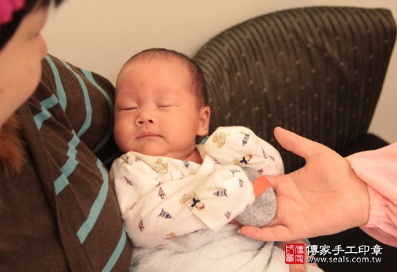 剃胎毛、滿月剃頭、嬰兒剃頭、嬰兒理髮、嬰兒剃髮、嬰兒剃胎毛、嬰兒滿月剃頭、寶寶剃頭、剃胎毛儀式、剃胎毛吉祥話、滿月剃頭儀式、滿月剃頭吉祥話、寶寶剃胎毛、寶寶滿月剃頭理髮、 新北永和區剃胎毛、新北永和區滿月剃頭、 新北永和區嬰兒剃頭剃胎毛、新北永和區嬰兒理髮、新北永和區嬰兒剃髮、李寶寶(新北永和區到府嬰兒寶寶滿月剃頭理髮、免費到府嬰兒剃胎毛儀式吉祥話)。到府剃頭剃胎毛主持、專業拍照、DVD光碟、證書。★購買「臍帶章、肚臍章、胎毛筆刷印章」贈送：剃頭、收涎、抓周，三選一。2016.01.15 照片5